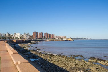 Montevideo - 02 Temmuz 2017: Montevideo, Uruguay kıyı şeridi