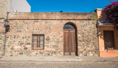 Colonia Del Sacramento - 02 Temmuz 2017: Eski şehrin sokaklarında 