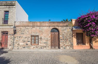 Colonia Del Sacramento - 02 Temmuz 2017: Eski şehrin sokaklarında 