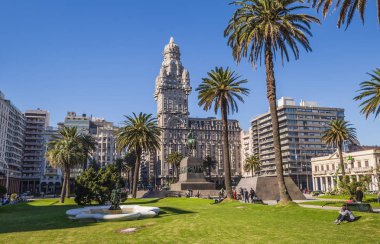 Montevideo - 02 Temmuz 2017: Palacio Salvo c ortasına