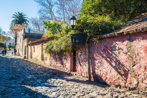 Colonia Del Sacramento - 02 Juli 2017: Gatorna i gamla stan — Stockfoto