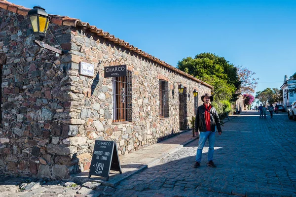 Colonia del sacramento - 02. Juli 2017: Reisende auf den Straßen — Stockfoto