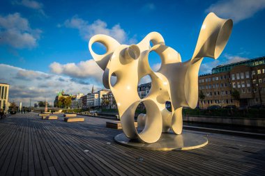 Malmo - 22 Ekim 2017: Tarihi cente Modern heykel