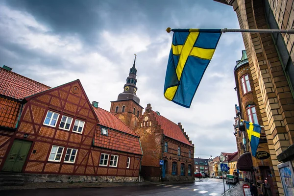 Ystad - 22 ottobre 2017: bandiera nazionale svedese allo storico — Foto Stock