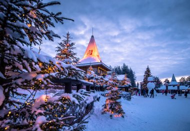 Rovaniemi - 16 Aralık 2017: Noel Baba Köyü, Rovaniemi, Finlandiya