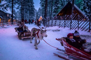 Rovaniemi - 16 Aralık 2017: Noel Baba Köyü, Rovaniemi, Finlandiya