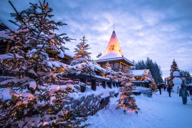 Rovaniemi - 16 Aralık 2017: Noel Baba Köyü, Rovaniemi, Finlandiya