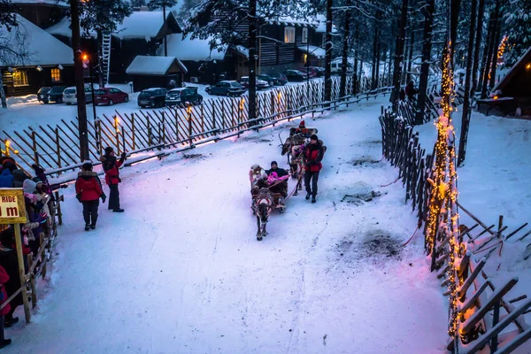 Rovaniemi Grudnia 2017 Turystów Jazda Renifery Santa Claus Village Rovaniemi — Zdjęcie stockowe