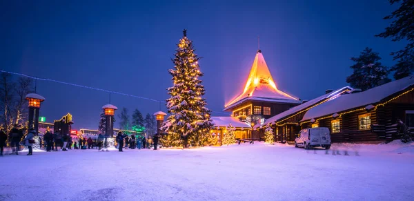 Rovaniemi - 16 Aralık 2017: Noel Baba Köyü, Rovaniemi, Finlandiya