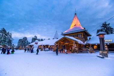 Rovaniemi - 16 Aralık 2017: Noel Baba Köyü, Rovaniemi, Finlandiya