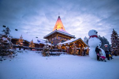 Rovaniemi - 16 Aralık 2017: Noel Baba Köyü, Rovaniemi, Finlandiya