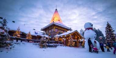 Rovaniemi - 16 Aralık 2017: Noel Baba Köyü, Rovaniemi, Finlandiya