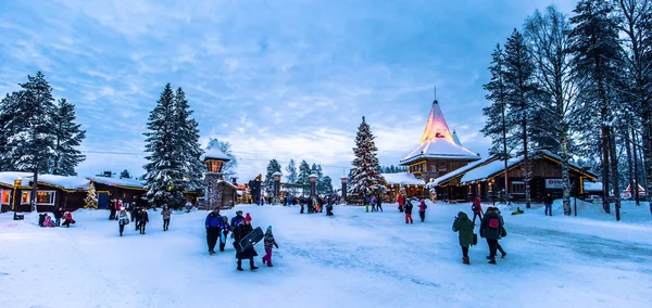 Rovaniemi Grudnia 2017 Podróżujący Santa Claus Village Rovaniemi Finlandia — Zdjęcie stockowe