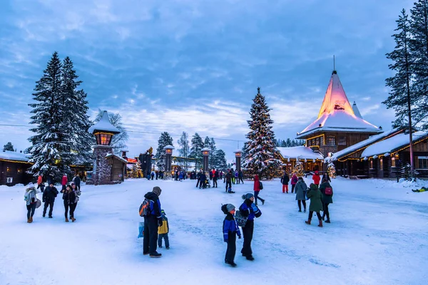 Rovaniemi Grudnia 2017 Podróżujący Santa Claus Village Rovaniemi Finlandia — Zdjęcie stockowe