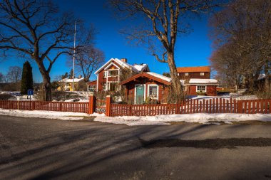 Sundborn - 30 Mart 2018: Sundborn pitoresk kasaba Dalarna, İsveç'te geleneksel İsveç evlerde