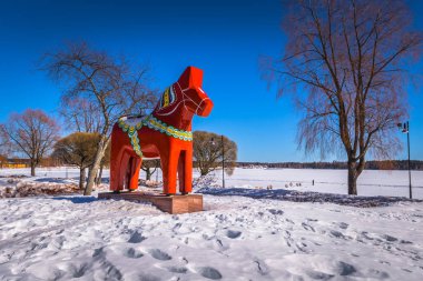 Mora - 30 Mart 2018: Geleneksel Dalarna at Dalarna, İsveç Mora şehir içinde