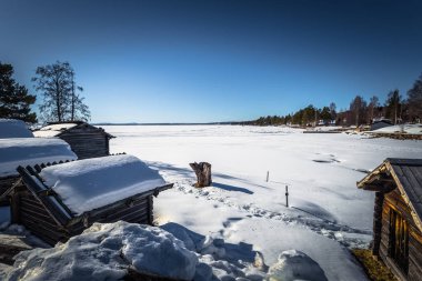 Rattvik - 30 Mart 2018: Ahşap evler Rattvik, Dalarna, İsveç donmuş göl Siljan tarafından
