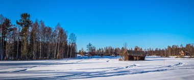 Dalarna - 30 Mart 2018: Dalarna, İsveç'in soğuk doğada yalnız ev