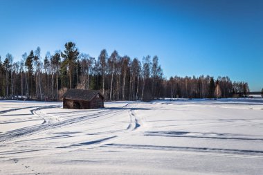 Dalarna - 30 Mart 2018: Dalarna, İsveç'in soğuk doğada yalnız ev
