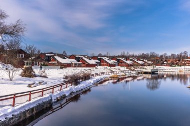 Falun - 30 Mart 2018: Dalarna, İsveç Falun şehir merkezinde pitoresk ahşap evler