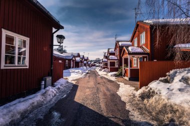 Falun - 30 Mart 2018: Dalarna, İsveç Falun şehir merkezinde geleneksel kırmızı ahşap evler