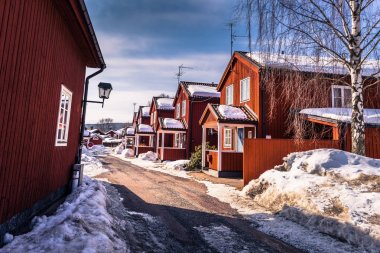 Falun - 30 Mart 2018: Dalarna, İsveç Falun şehir merkezinde geleneksel kırmızı ahşap evler