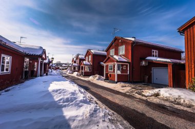 Falun - 30 Mart 2018: Dalarna, İsveç Falun şehir merkezinde geleneksel kırmızı ahşap evler