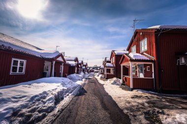 Falun - 30 Mart 2018: Dalarna, İsveç Falun şehir merkezinde geleneksel kırmızı ahşap evler
