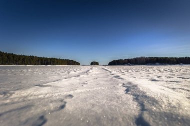 Falun - 31 Mart 2018: Panorama, donmuş göl, Framby Udde Dalarna, İsveç Falun kasaba yakınlarında
