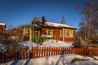Sundborn - 30 Mart 2018: Sundborn pitoresk kasaba Dalarna, İsveç'te geleneksel İsveç evde