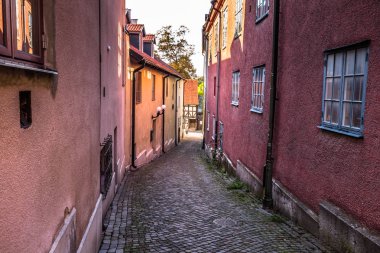 Visby - 23 Eylül 2018: Gotland, İsveç'te eski bir kasaba, Visby Ortaçağ sokaklarında