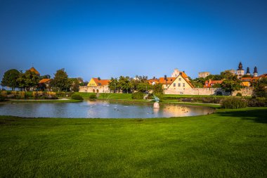 Visby - 24 Eylül 2018: Visby eski kasaba Gotland, İsveç'te göle