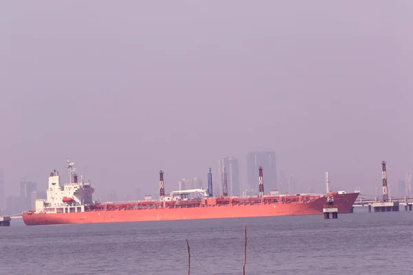 ムンバイのゲートウェイ付近のアラビア海の風景 ここからは船や鳥や高くそびえる建物が見えます — ストック写真