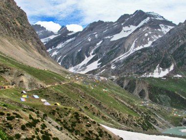 Dağlar büyük Hint Himalaya aralığı kar maskeli