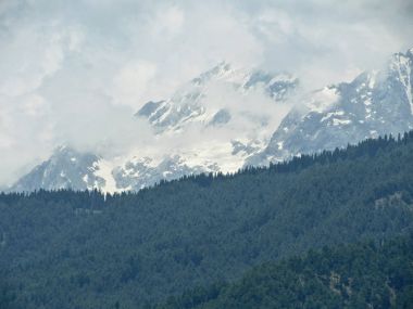 Dağlar büyük Hint Himalaya aralığı kar maskeli