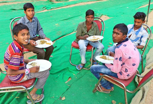 Estudiante Arya Samaji comiendo comida —  Fotos de Stock