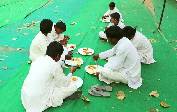 Arya Samaji estudante comer comida — Fotografia de Stock