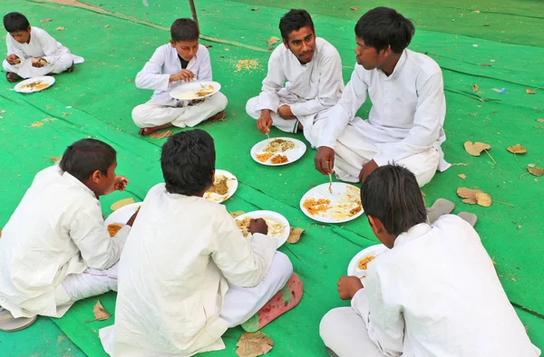 Arya Samaji studente mangiare cibo — Foto Stock