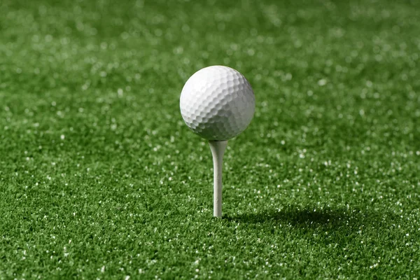 Golf ball in the grass — Stock Photo, Image