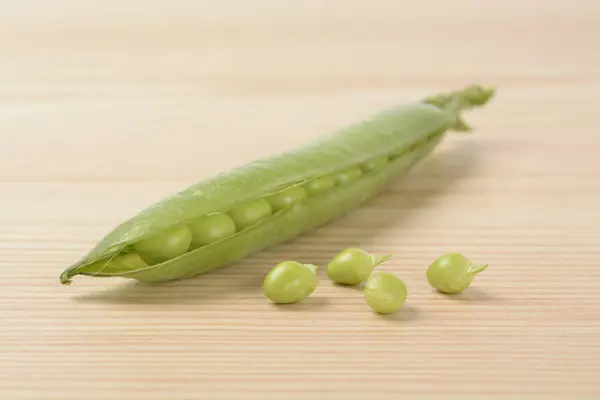 Some raw peas — Stock Photo, Image