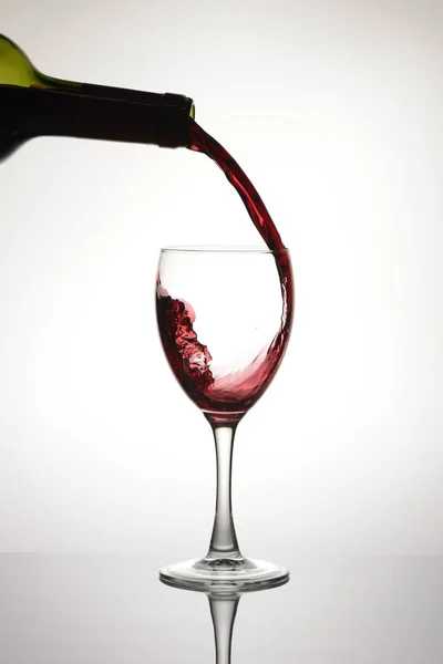 Versare il vino in un bicchiere — Foto Stock