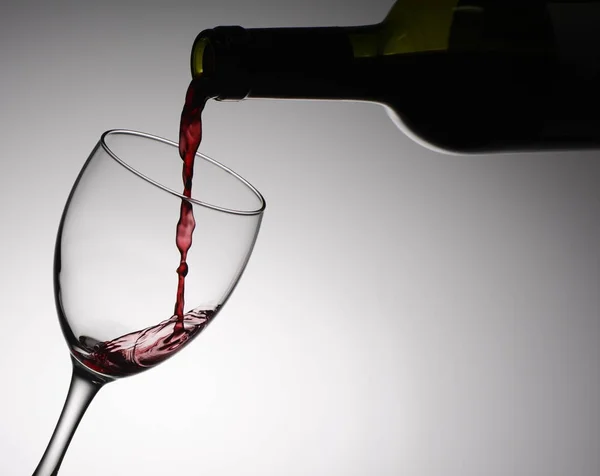 Versare il vino in un bicchiere, dettaglio — Foto Stock