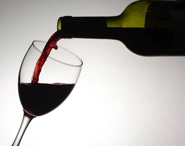 Nalewaniu wina w szklance, detal — Zdjęcie stockowe