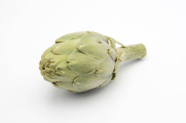Alcachofa kabuklu sobre fondo blanco