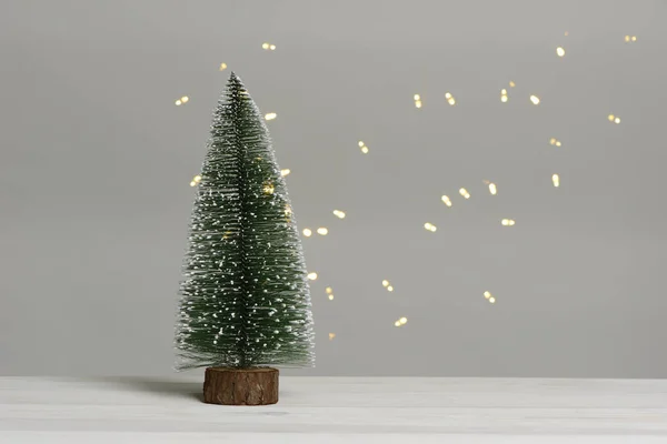Pequena Árvore Natal Mesa Madeira Branca Luzes Desfocadas Conceito Cartão — Fotografia de Stock