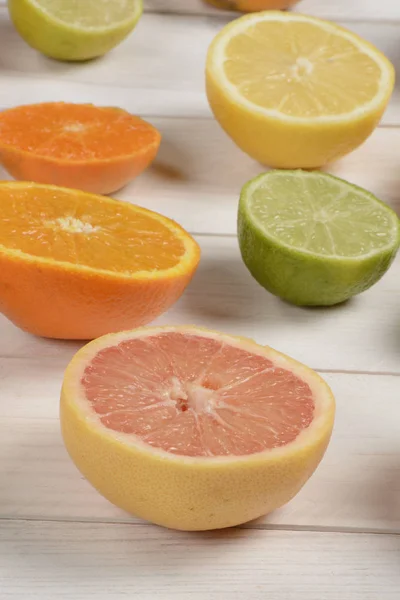 Grapefruit Tweeën Gesneden Andere Vruchten Houten Ondergrond — Stockfoto