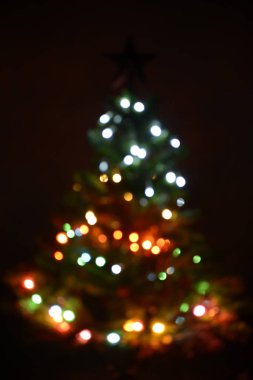 Yılbaşı ağacındaki odaksız ışıklar