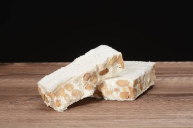 Ahşap arka plan üzerinde sabit Nuga parçalar halinde kesilmiş