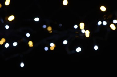 Siyah arkaplanda çözünmüş ışıklar, turuncu ve beyaz renkler