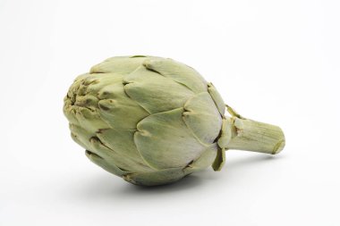 Alcachofa kabuklu sobre fondo blanco